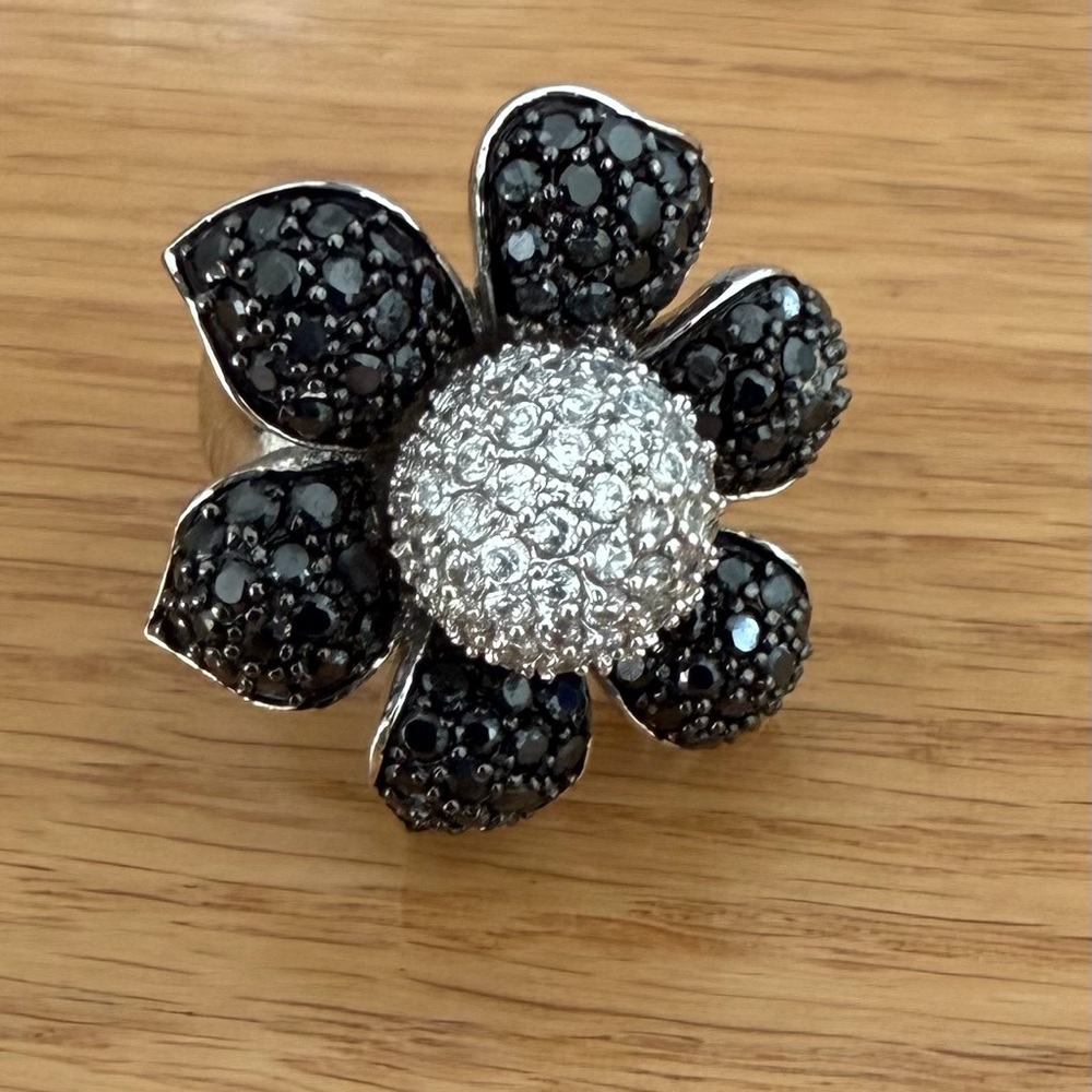 Elegant Black and Silver Floral Ring